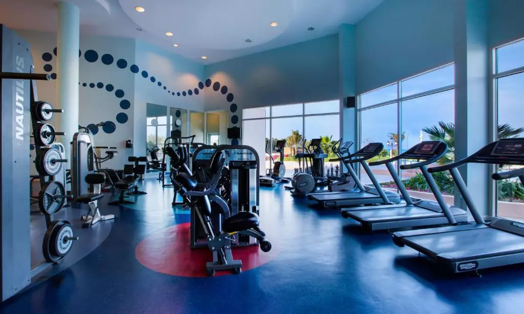 Abu Dhabi: One Night Stay with Breakfast and Dinner