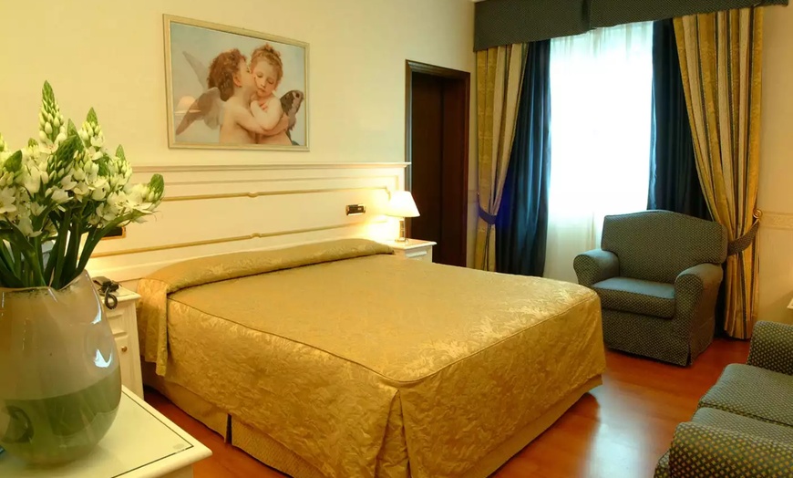 Image 26: ✈ 13-Day Guided St Paul to St Peter w/ Air from Great Value Vacations