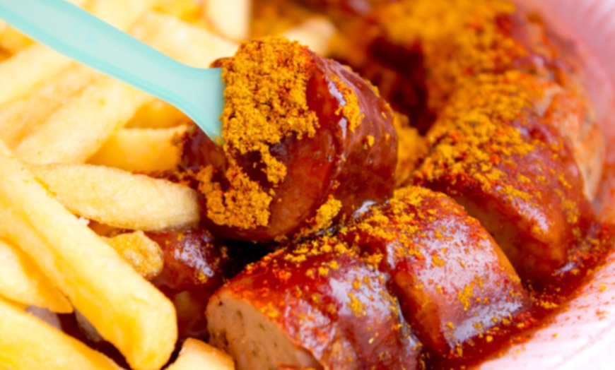 Image 1: Currywurst-Wikingerplatte mit Pommes & Softgetränk für 1 - 4 Personen