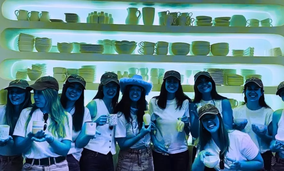 Taller de pintura de neón sobre cerámica con copa de vino para 1 o 2