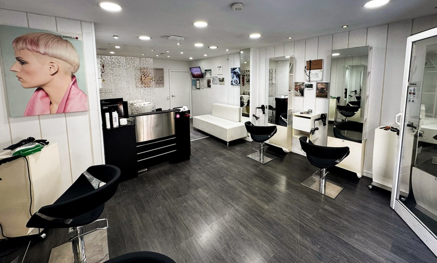 Image 5: Corte de pelo, peinado y opción a tinte de raíz, reflejos o balayage 