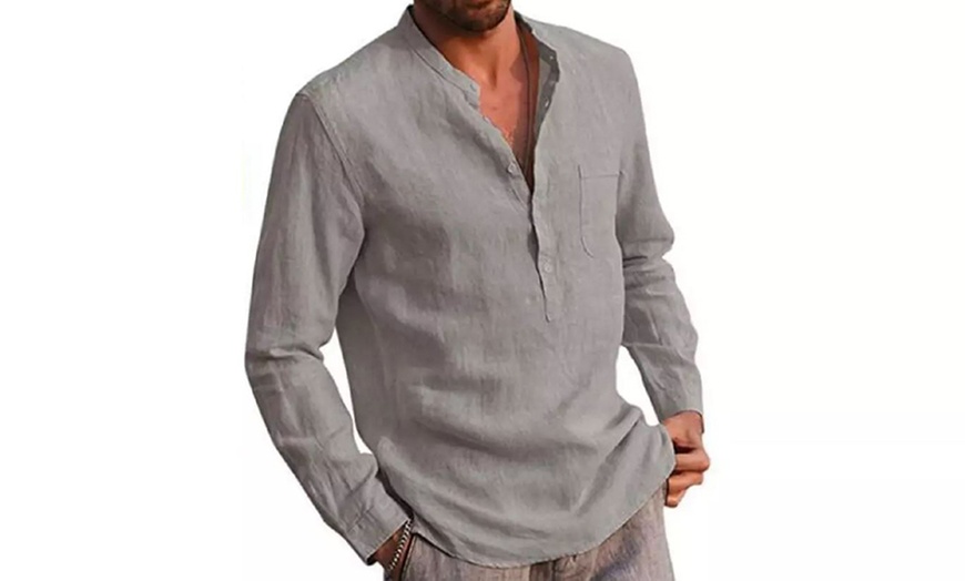 Image 6: Chemise à manches longues pour hommes avec col en V