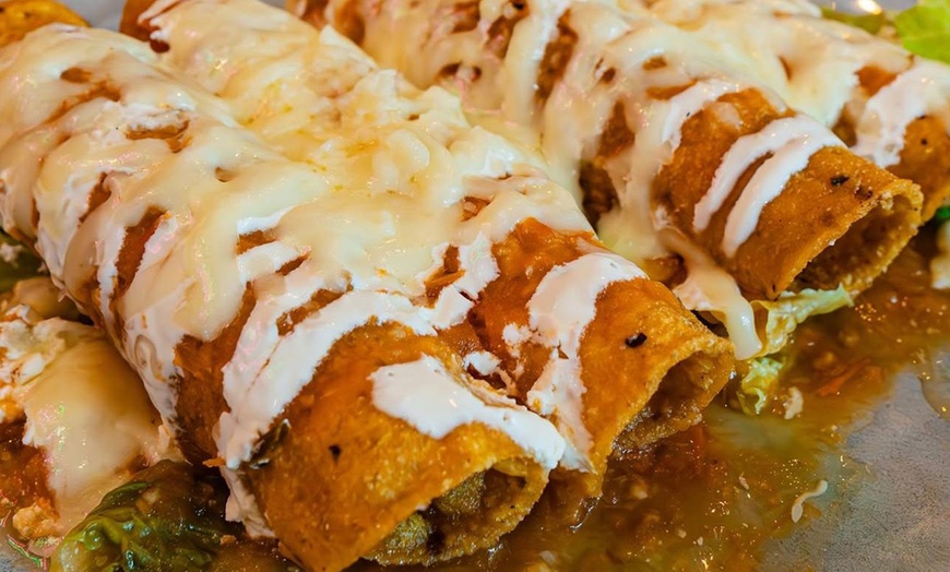 Image 13: Menú mexicano para 2 con postre, bebida y opción a margarita o cóctel