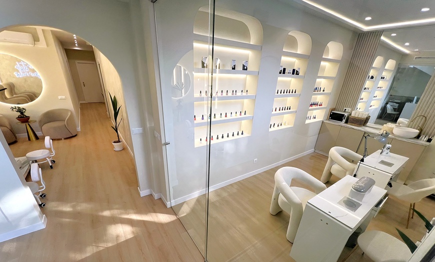 Image 10: Manicura, pedicura o manipedi con esmalte normal o semipermanente