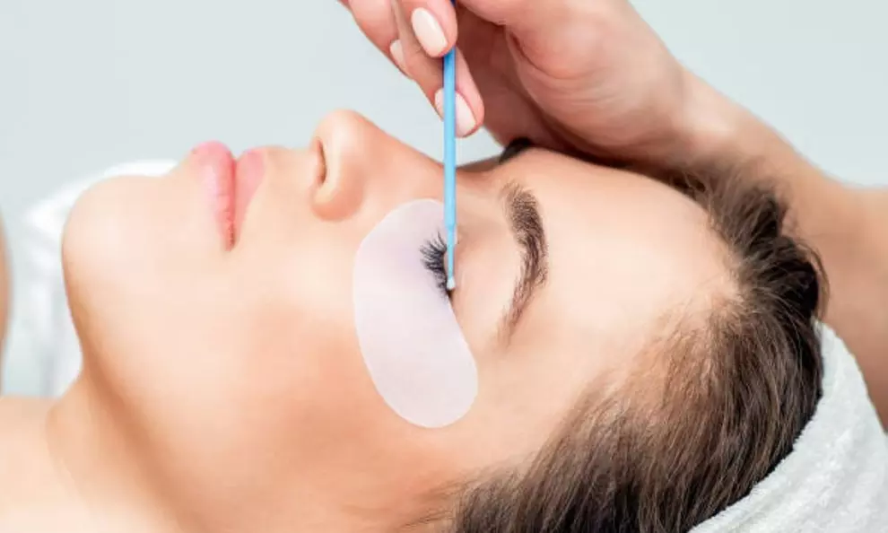 Belleza de pestañas y opción a cejas en Krmona Academy