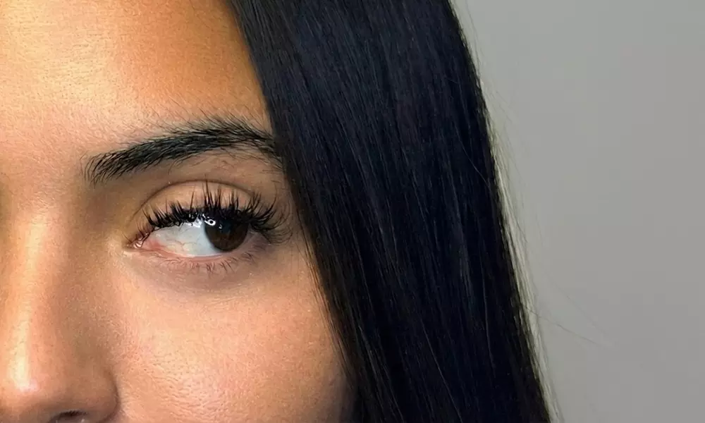 Get a Valentine's Glow with Full Lash Set & Spray Tan