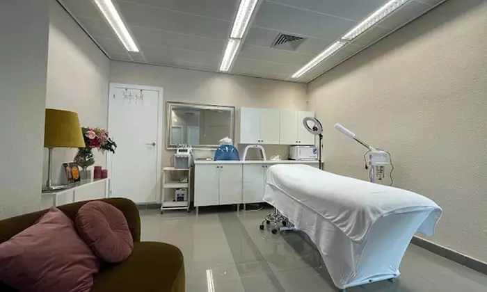 ¡Ciao vello indeseado! 1, 3 o 5 sesiones de depilación láser diodo en una zona a elegir para 1 persona - Second Medium