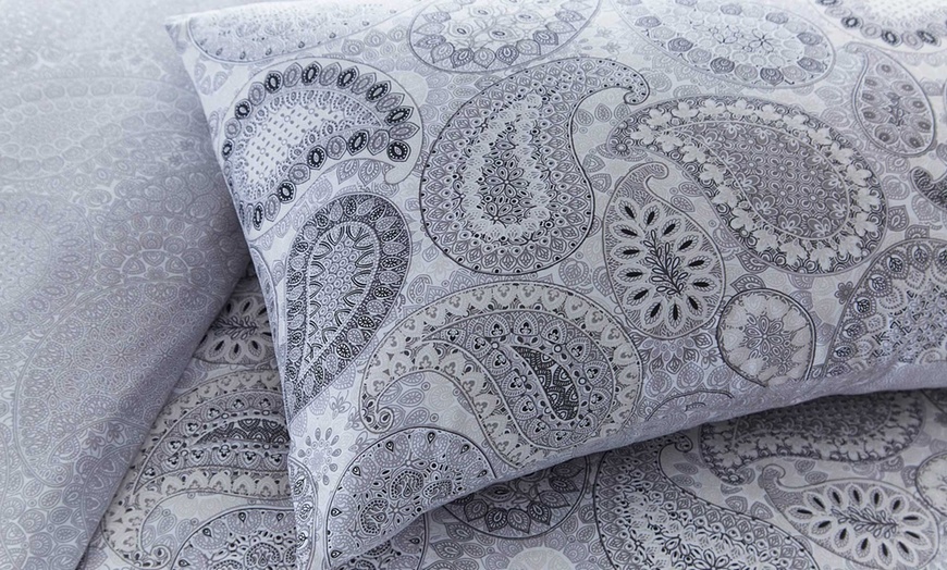 Image 4: Reversible Paisley Duvet Set