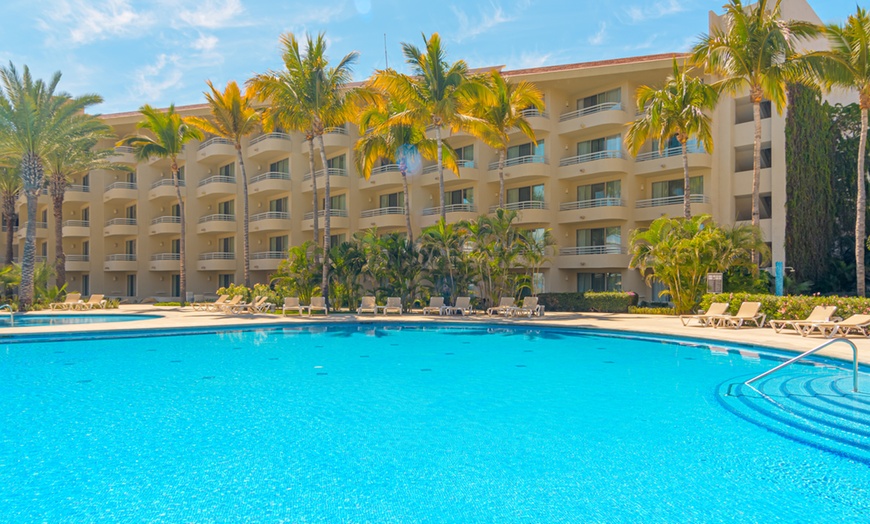 Image 17: 4-Star Beachfront Resort With Pools, Dining & Ocean Views
