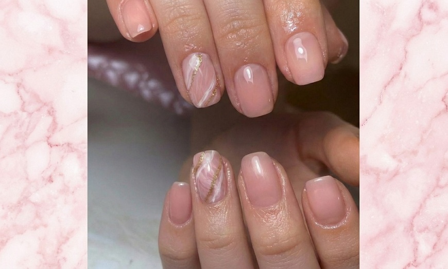 Image 5: Manicura a elegir o pedicura con esmaltado semipermanente para 1