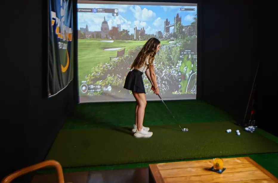 Fore and Pour: One/Two-Hours of Golf Simulator with Pitcher of Beer