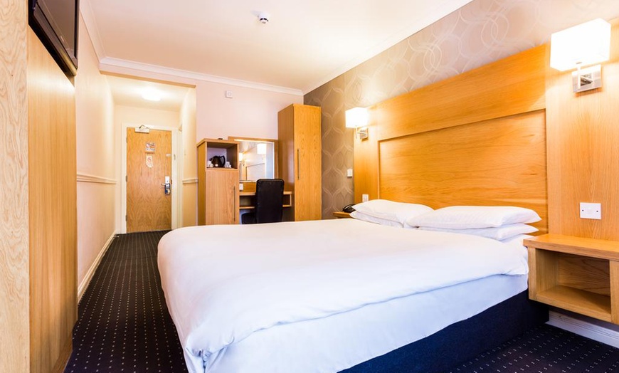 Image 4: Newcastle upon Tyne: Double Room for Two with Breakfast