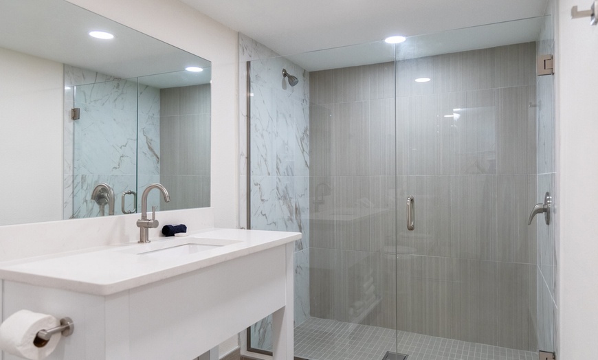 Image 18: Spacious Suites Sleep Up to 10 Guests at No Extra Charge