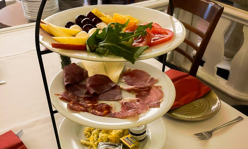 Image 3: Vesuvio Breakfast serviert auf Etagere, inkl. Getränk für 1-4 Personen