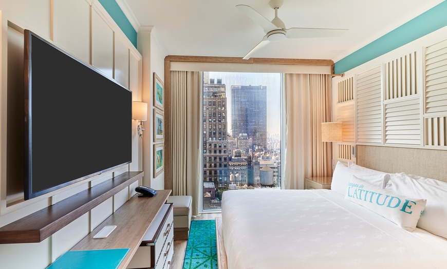 Image 7: Resort in Midtown Manhattan with Rooftop Pool 
