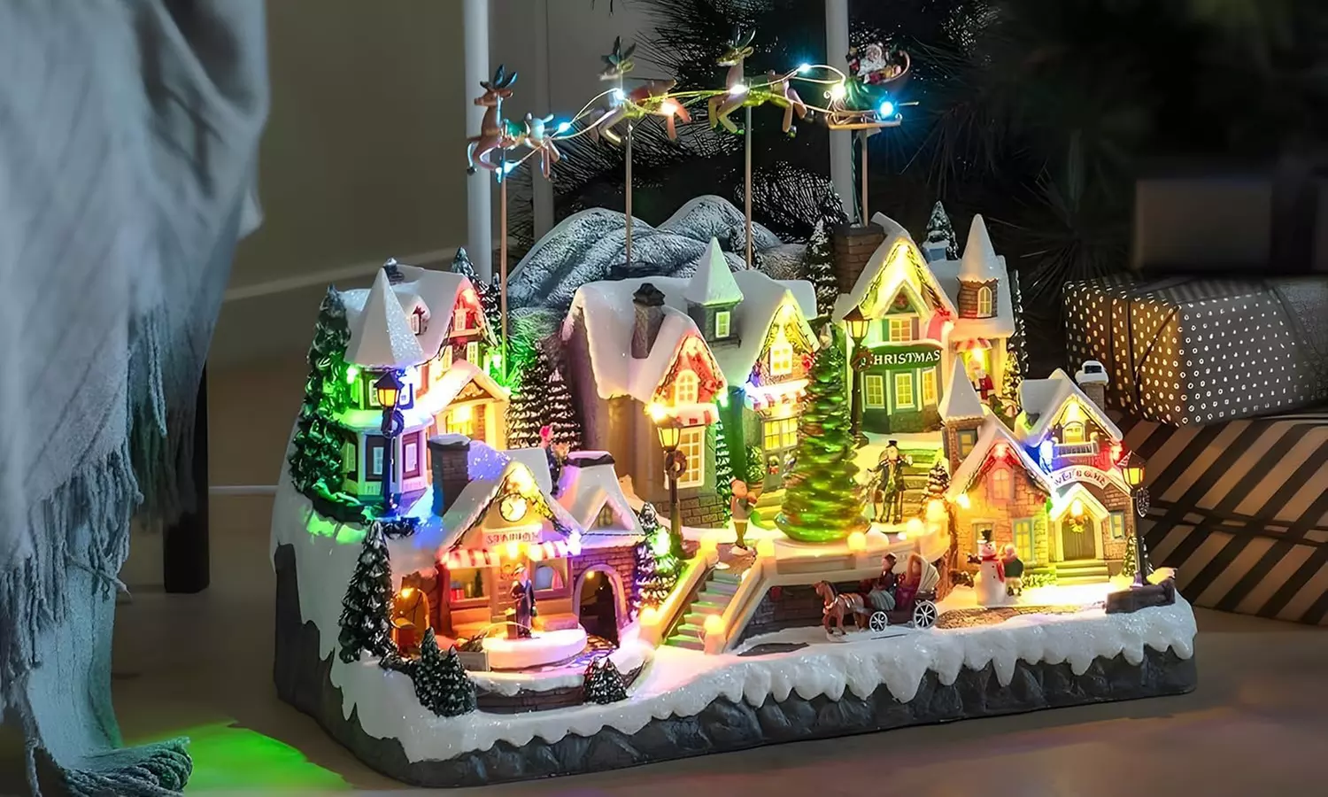 Weihnachtliche Szene mit Musik und Beleuchtung