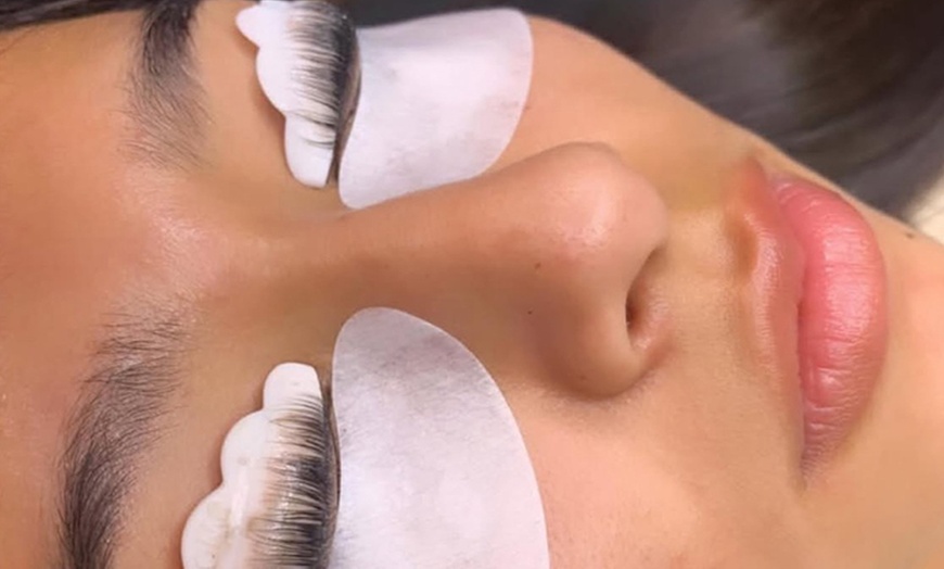 Image 3: Transform Your Lashes: One Eyelash Lift Treatment w/ Optional Tinting
