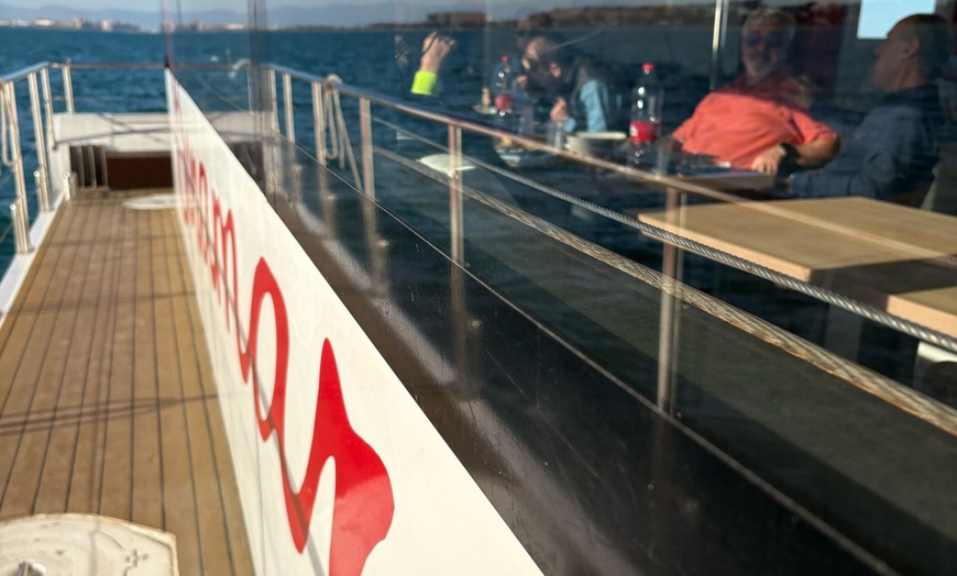 Image 8: Crucero en catamarán con cena y copa de cava para adulto o niño