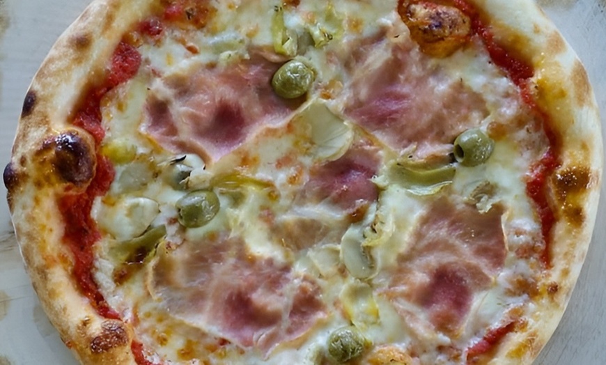 Image 5: Verse pizza's en frisdrank om af te halen en thuis van te genieten