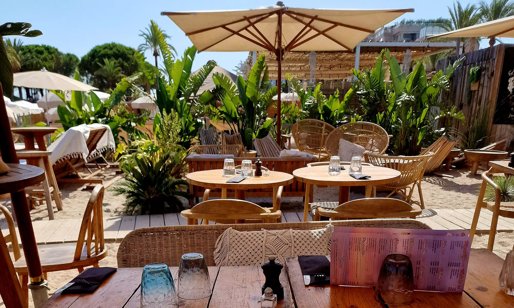 Évasion : plage privée style balinais avec matelas, parasol et boisson