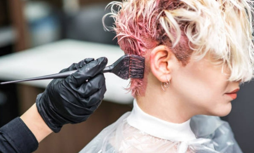 Image 1: Sesión de peluquería con tinte o mechas en Estilista Carmen Gallén