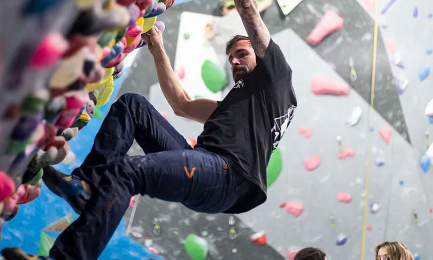 Image 7: Escalada libre o en familia con material y 1 h de profesor incluido