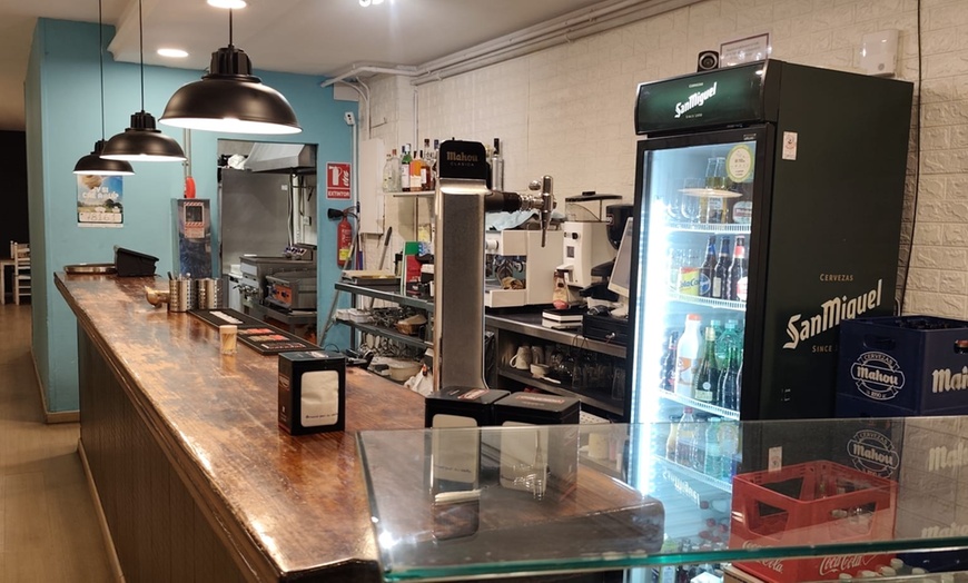 Image 24: Menú de hamburguesas con entrante, postre y bebida para 2 o 4 personas