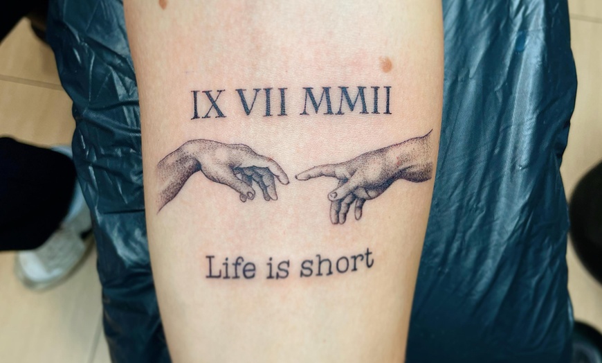 Image 9: 1 kleines oder mittelgroßes Tattoo oder kleines Partnertattoo