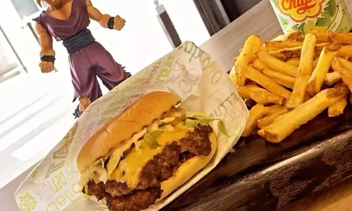 Burger du jour avec frites et boisson à Goku Burger, Colombes