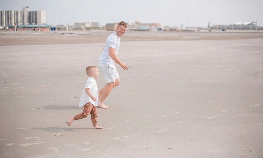 Image 4: 60-Minute Beach Family Photo Session with 15 Edited Digital Images
