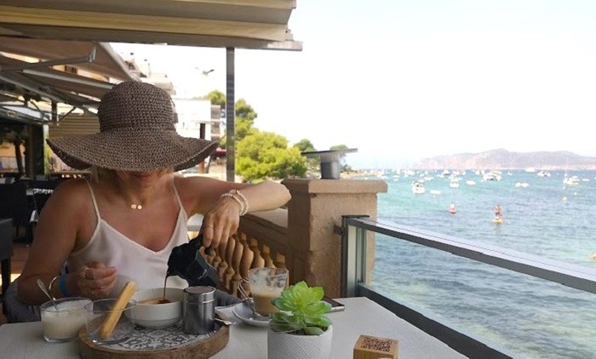 Image 10: Menú mediterráneo para 2 o 4 con postres y vino con vistas al mar