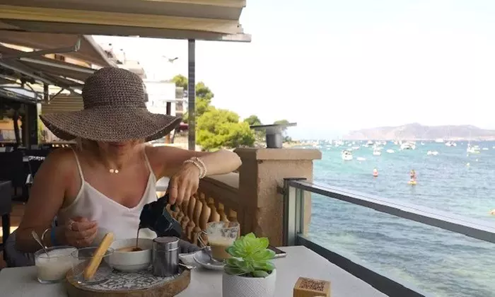 Menú mediterráneo para 2 o 4 con postres y vino con vistas al mar