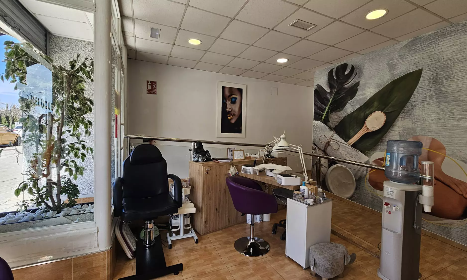 1 sesión de manicura y/o pedicura con esmaltado semipermanente