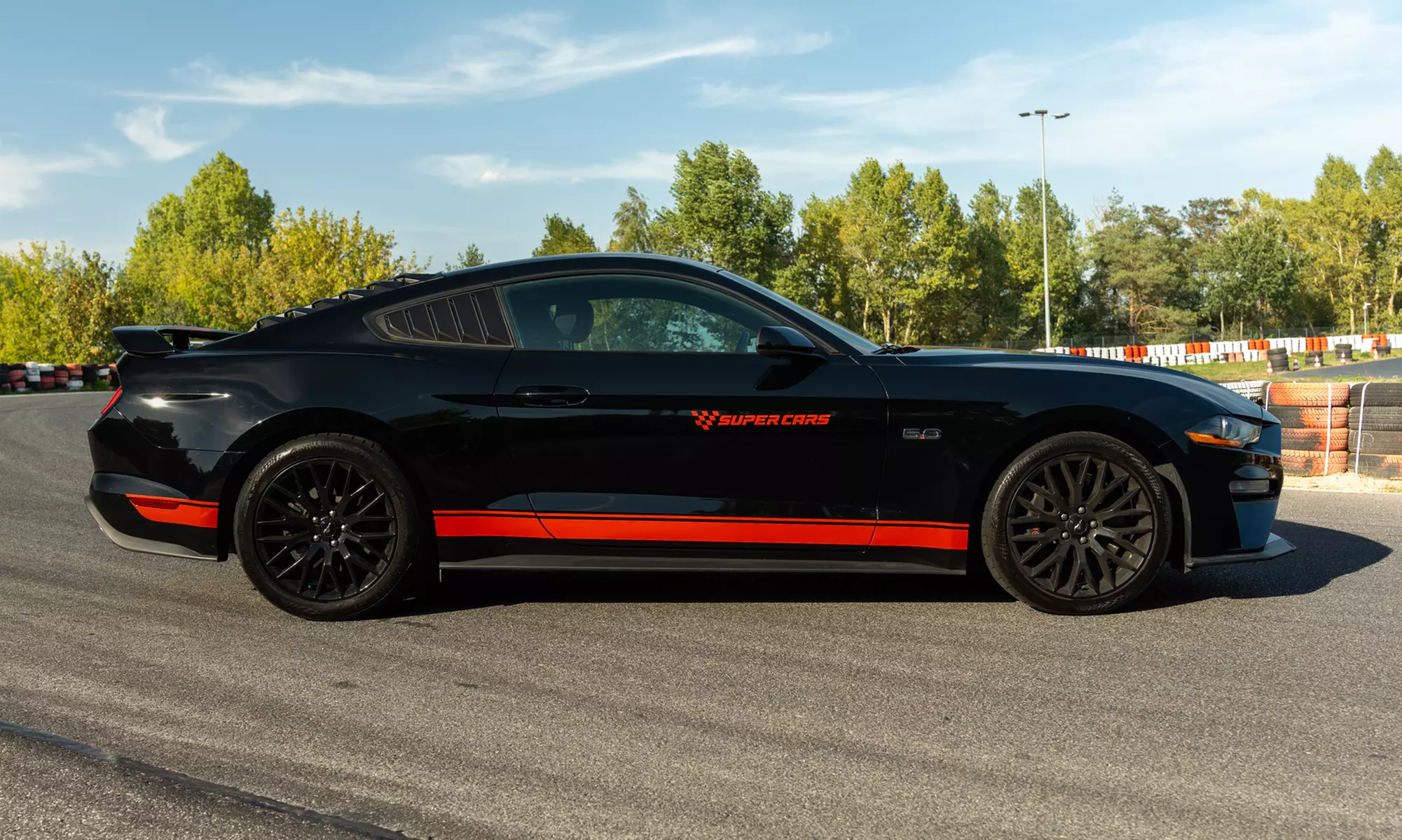 Poczuj adrenalinę: Jazda sportowym autem po torach w całej Polsce