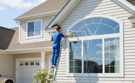Für 10 Kleine Fenster (100x100 cm): Fensterreinigung innen und außen inkl. Anfahrt und Material - Markus Schmidt