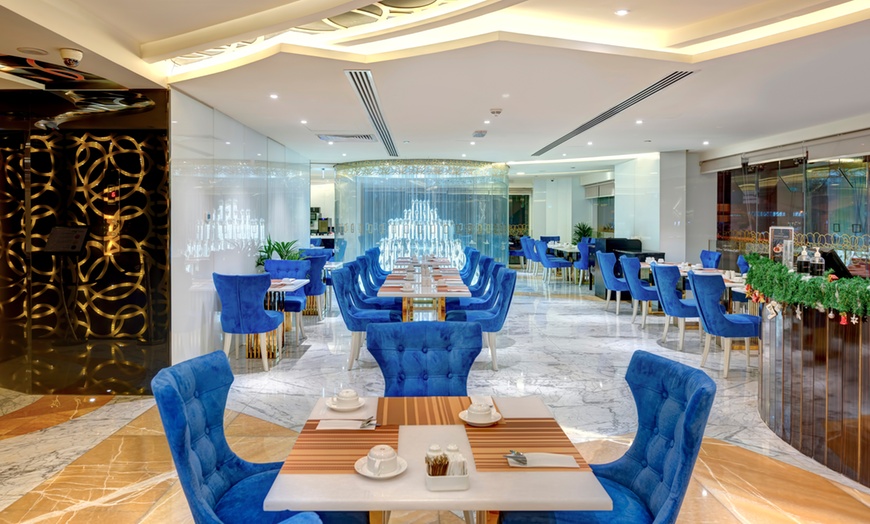 Image 5: 4* Weekend Brunch Buffet at the Award-Winning World's Tallest Hotel