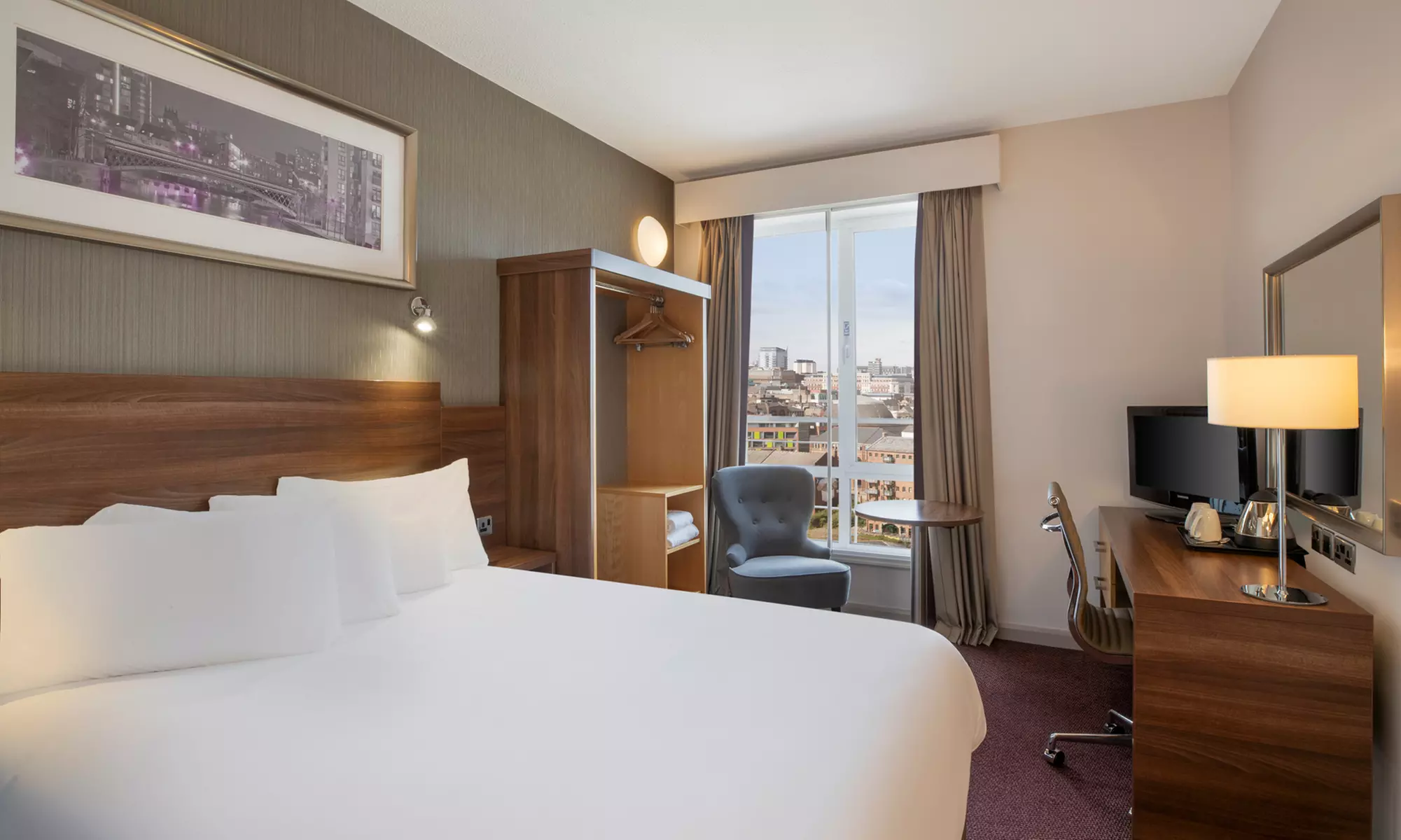 4* Leeds: Double Room for Two with Breakfast and Bottle of Prosecco