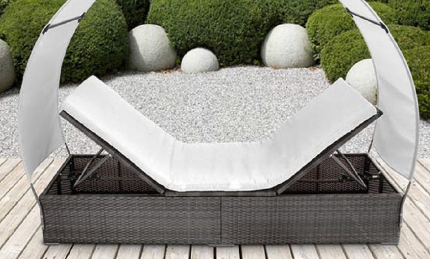 Image 4: Tuinbed met zonnescherm