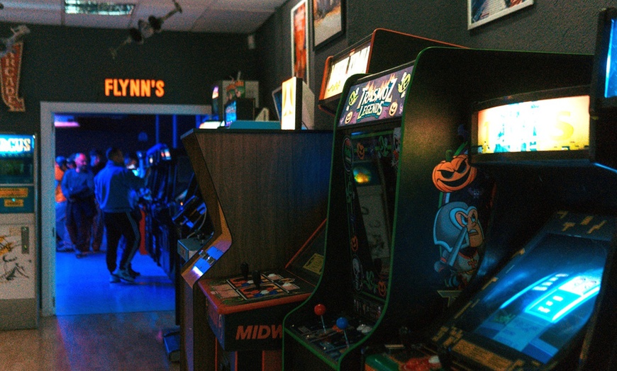 Image 9: Pase o descuento del 10 % para evento en sala de recreativos retro