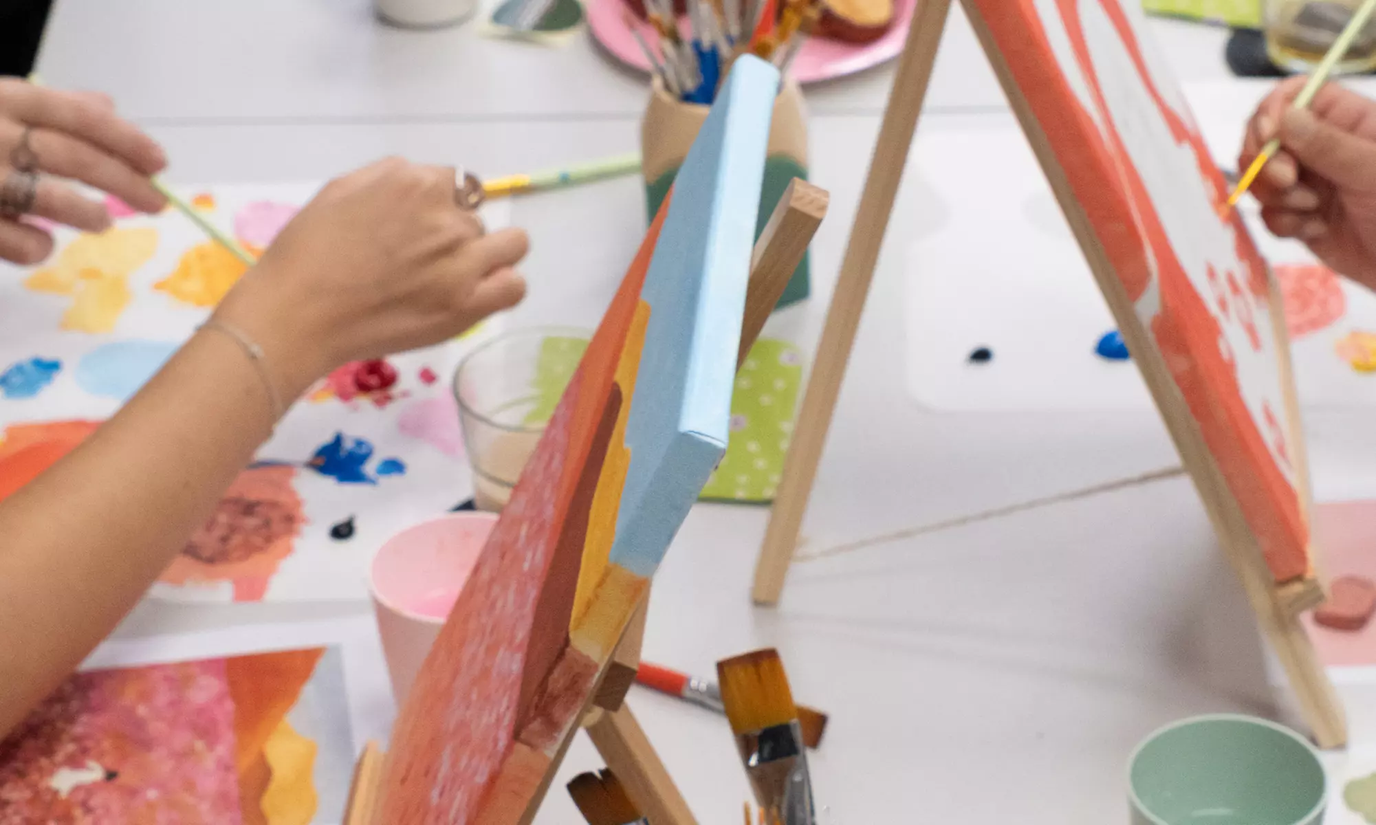 Taller para 1 o 2: pintura de cuadro o tote bag, o clase de maquillaje