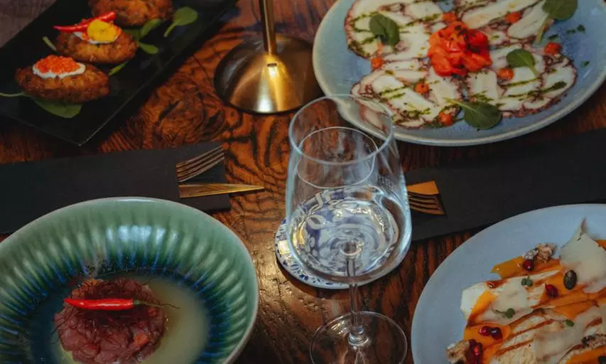 4 - 8 Petiscos opt. inkl. 1 - 2 Weinflaschen für 2 - 4 Personen