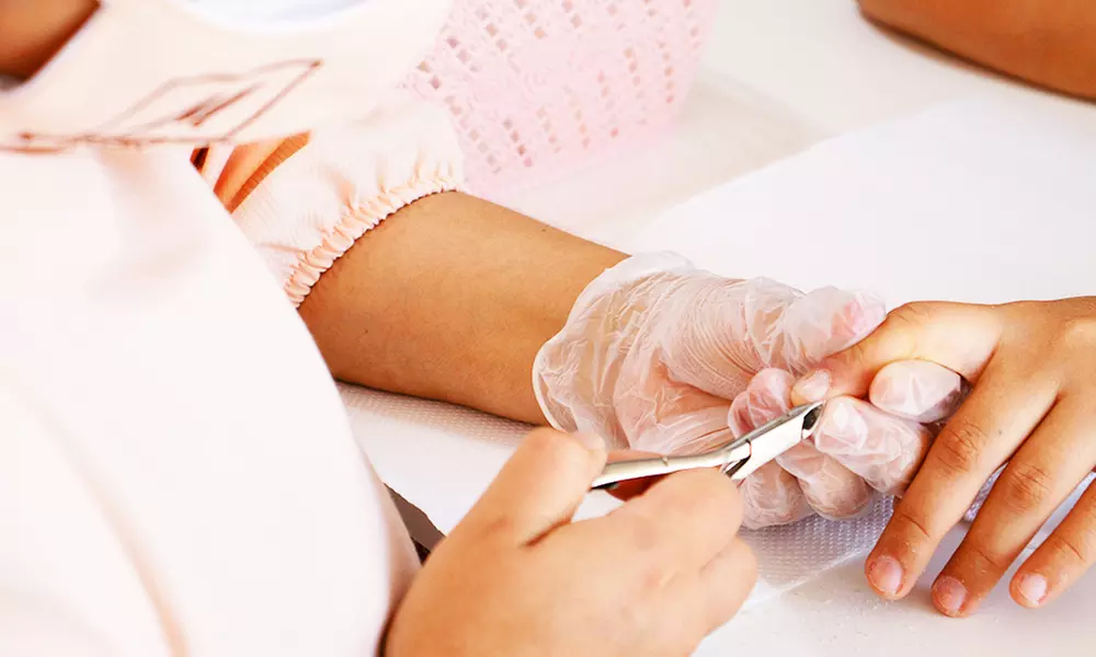 Ten tus manos siempre a punto con 1 o 2 sesiones de manicura completa para 1 persona, ahorra hasta un 69% - Primary Image