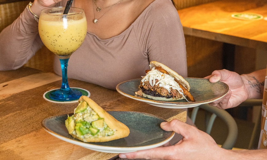 Image 4: Menú venezolano con tequeños y arepas o pabellón en La Churuata