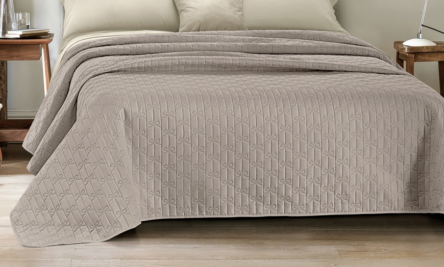 Image 9: Couvre-lit double matelassé avec motif nœud papillon