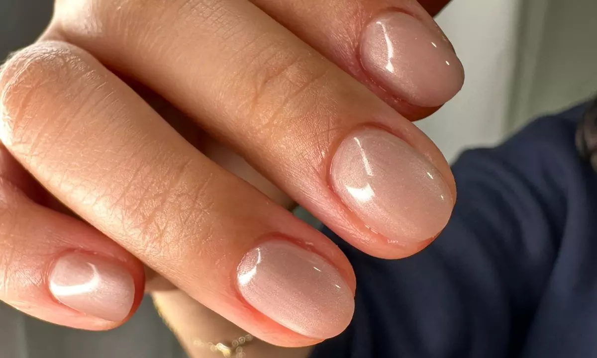 Manicura rusa con nivelación y/o pedicura con esmaltado semipermanente