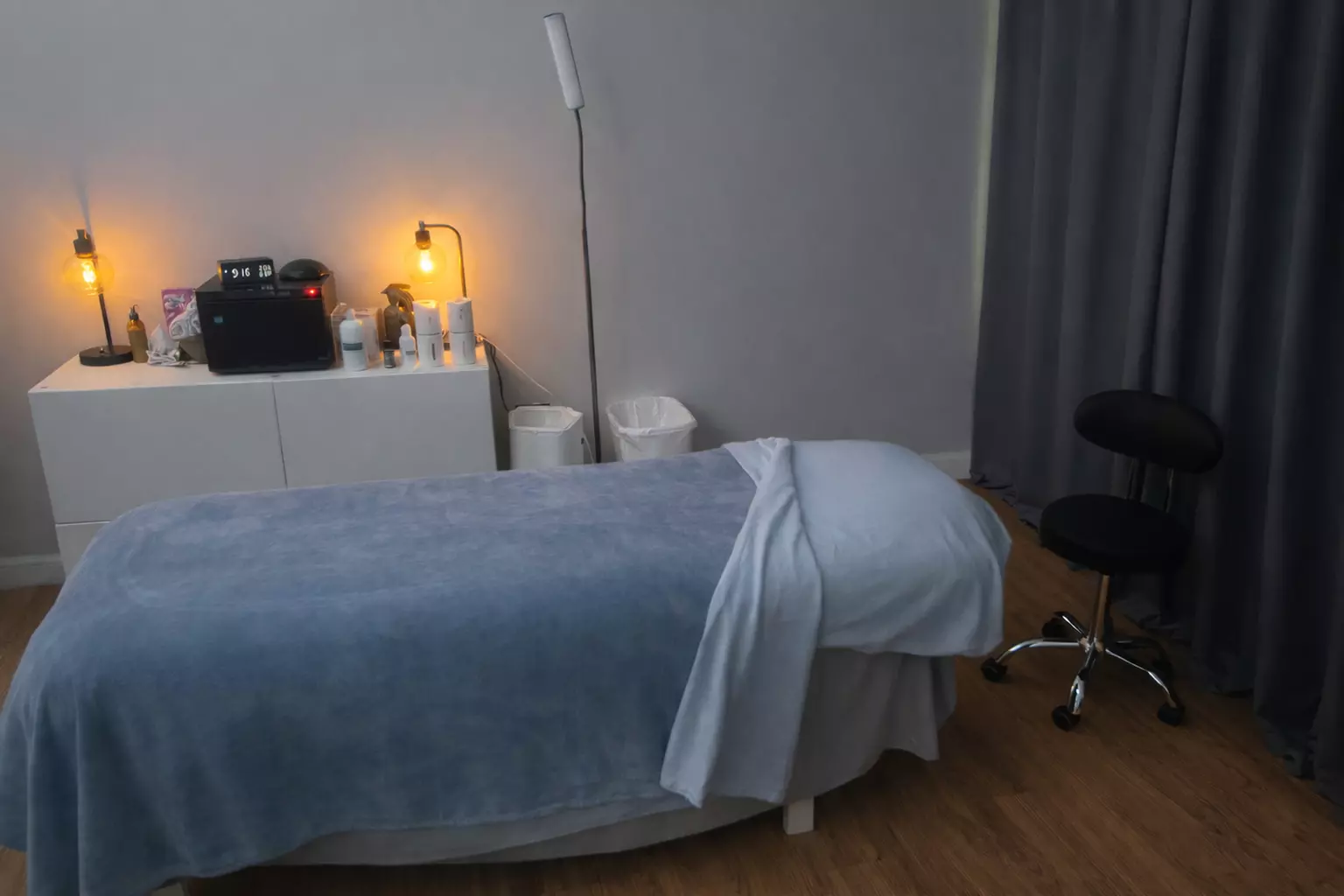 60/90-Min Full Body Aromatherapy Massage + Hot Towels