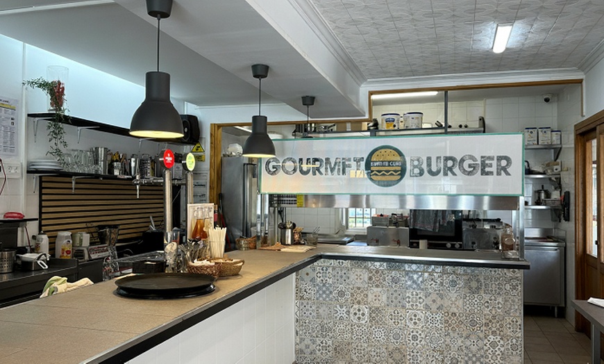 Image 15: Menú de smash burger con entrante, patatas y bebidas para 2 o 4