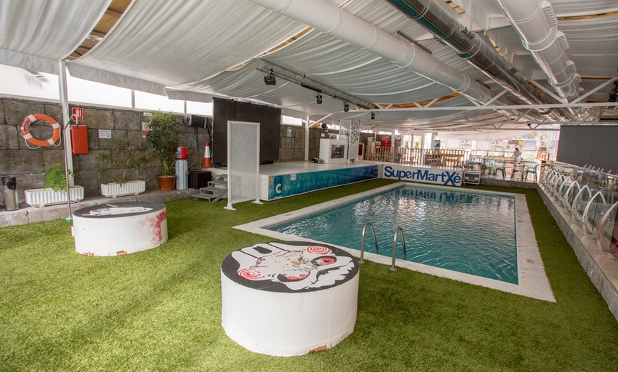 Image 19: Acceso a resort con fiesta, DJ, gogós, pool party y consumiciones