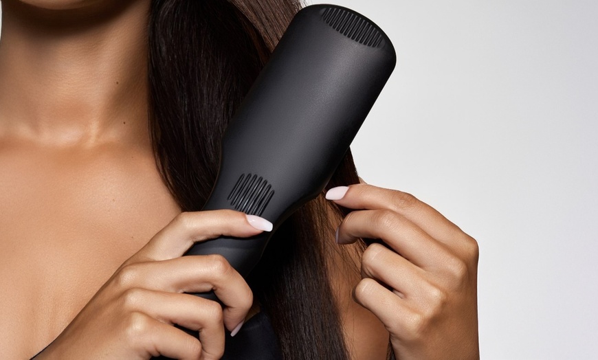 Image 2: LVLY Glättungsbürste inkl. Handschuh, 4 Haarclips und Seidenbeutel