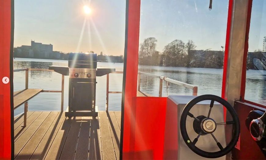 Image 2: 4 - 8 Std. Grill-Boot-Miete inkl. Gasgrill für bis zu 12 Personen